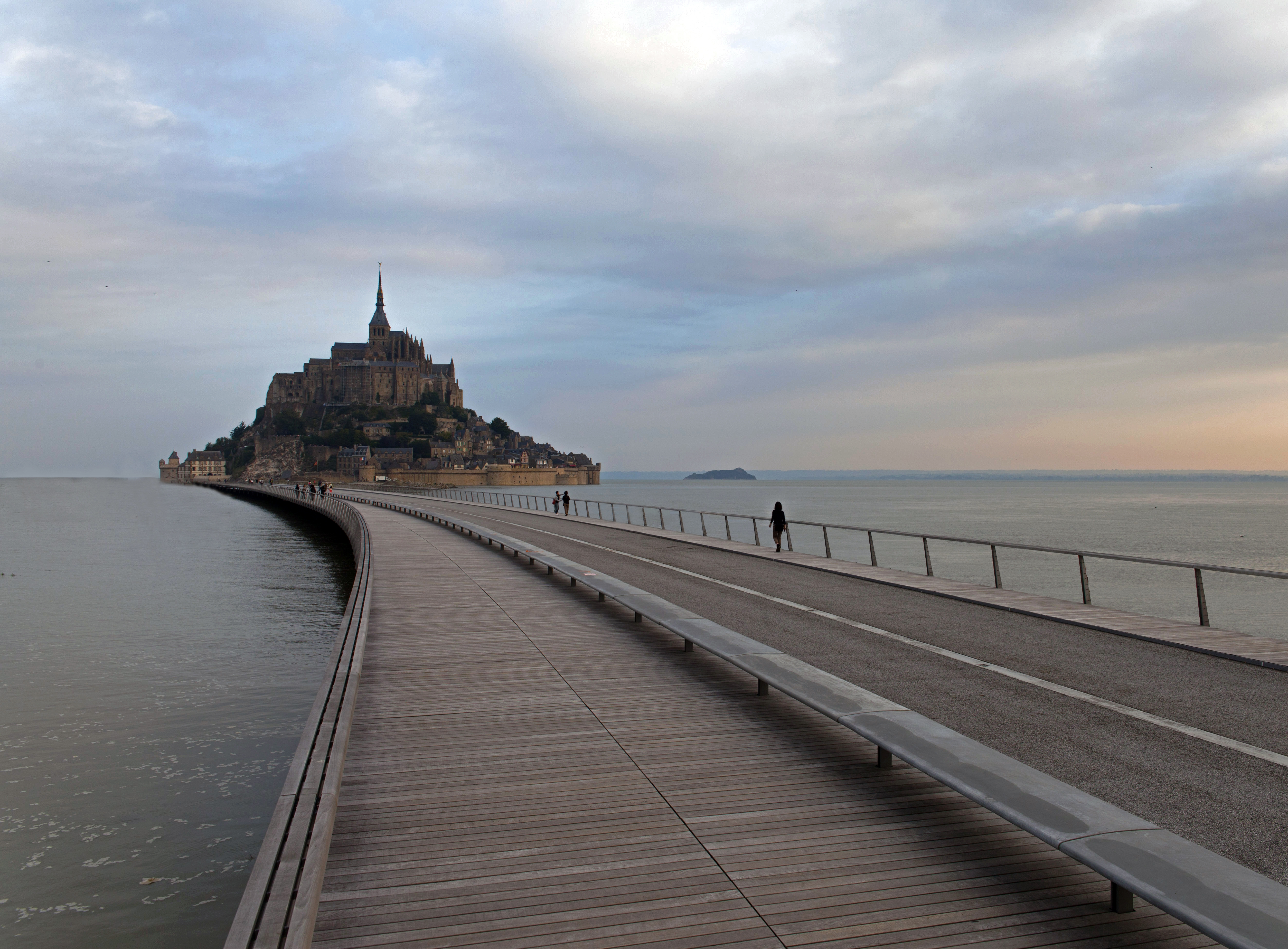 GRANDE MAREE D'EQUINOXE LE MATIN AUTOUR DU NOUVEAU PONT PASSERELLE EMPRUNTÃ PAR LES TOURISTES POUR SE RENDRE AU MONT SAINT MICHEL. LE MONT SAINT MICHEL, NORMANDIE, FRANCE. SEPTEMBRE 2014.