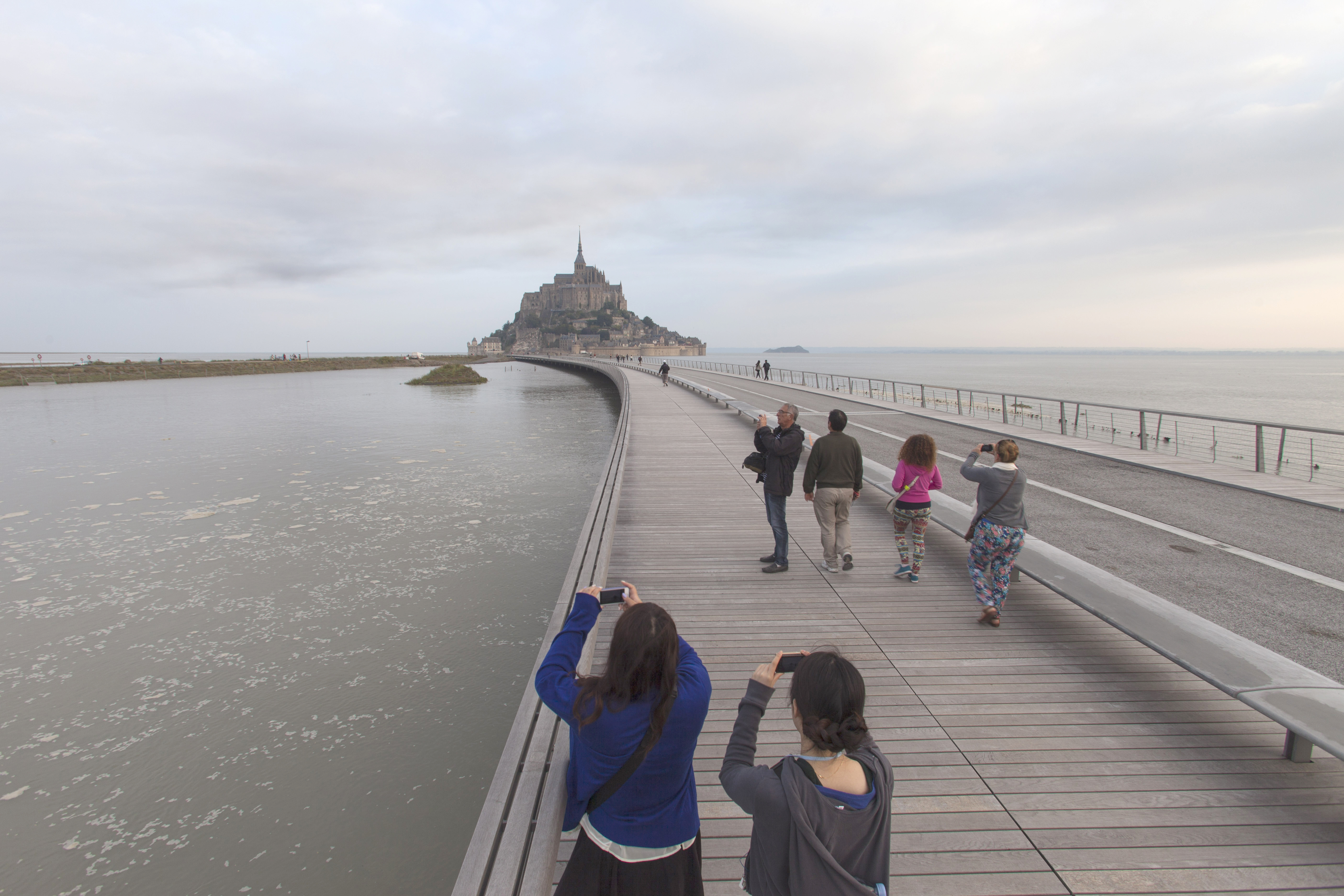 GRANDE MAREE D'EQUINOXE LE MATIN AUTOUR DU NOUVEAU PONT PASSERELLE EMPRUNTÃ PAR LES TOURISTES POUR SE RENDRE AU MONT SAINT MICHEL. LE MONT SAINT MICHEL, NORMANDIE, FRANCE. SEPTEMBRE 2014.