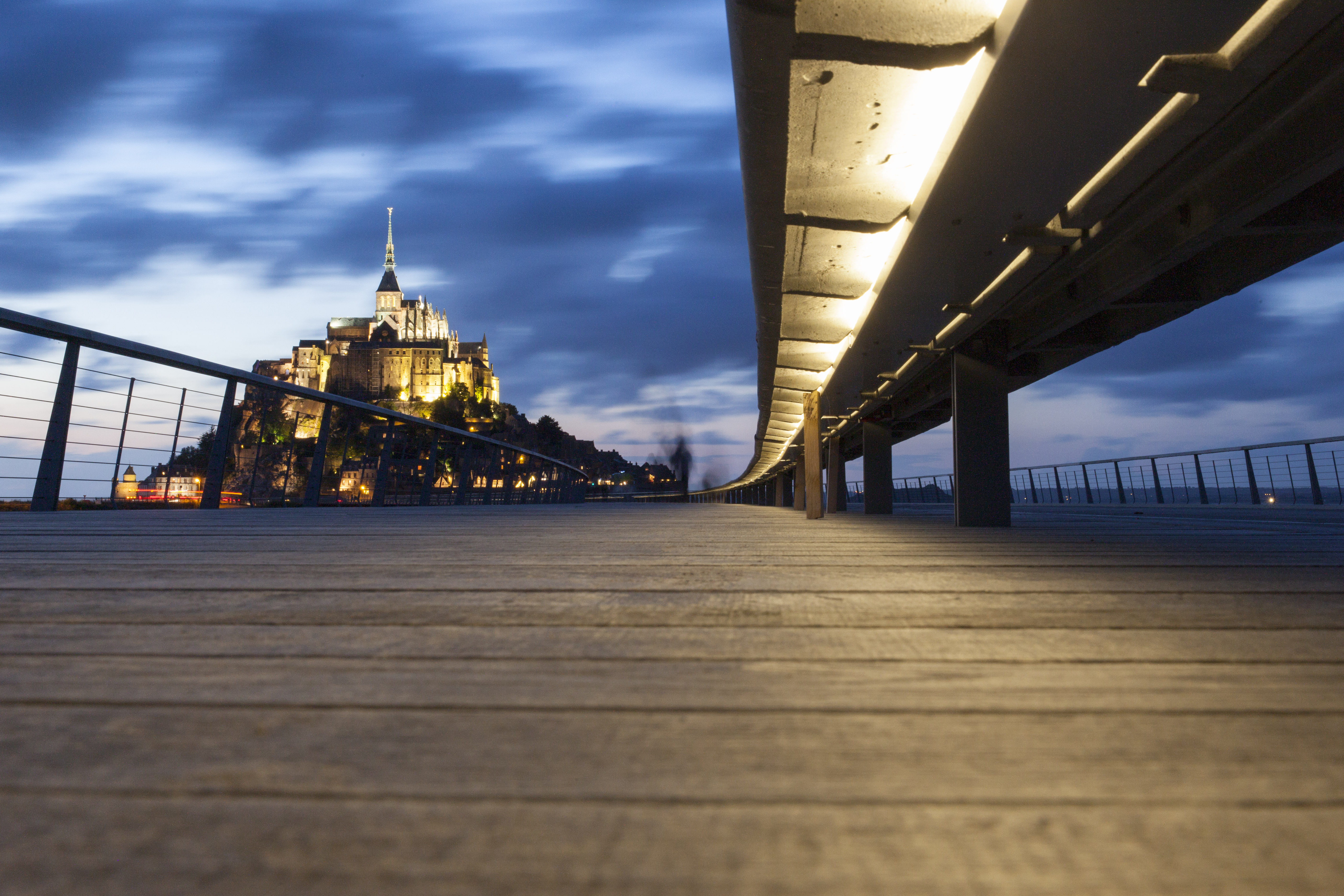 LES TOURISTES DECOUVRENT LE NOUVEAU PONT PASSERELLE DU MONT SAINT MICHEL DURANT UNE TRÃS GRANDE MARÃE D'ÃTÃ . LE MONT SAINT MICHEL, NORMANDIE, FRANCE. AOUT 2014.