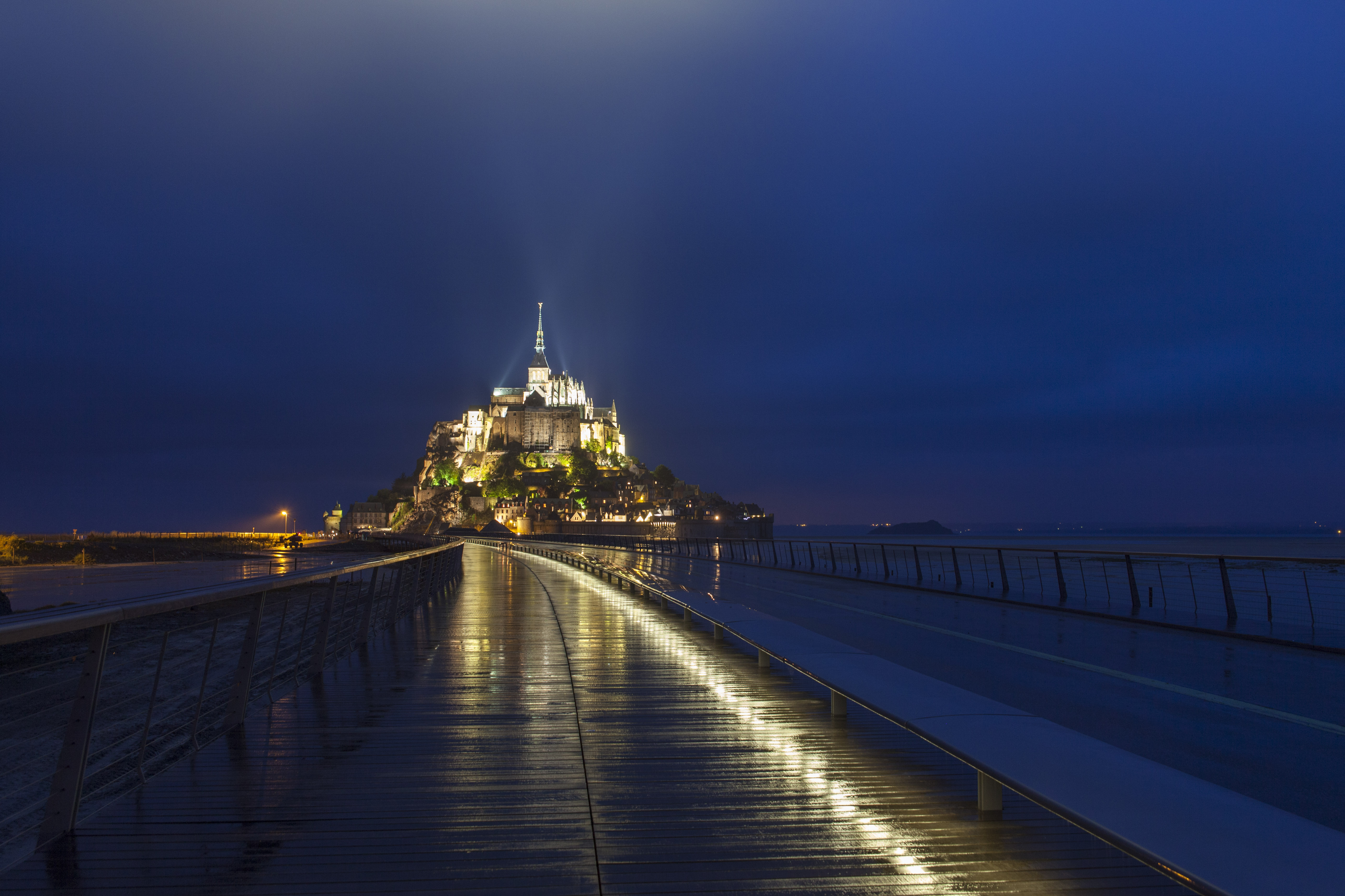 DERNIERS ESSAIS SOUS LA PLUIE DE L'ECLAIRAGE DU PONT PASSERELLE AVANT LA FIN DES TRAVAUX ET DE SON OUVERTURE AU PUBLIC. LE MONT SAINT MICHEL, NORMANDIE, FRANCE. JUIN 2014.