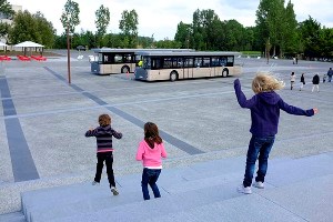 UNE VISITE TYPIQUE DU MONT SAINT MICHEL DEPUIS LES NOUVEAUX AMÉNAGEMENTS D'ACCÈS ET DE STATIONNEMENT. ARRIVÉE DANS LES NOUVEAUX PARKING, LE CENTRE D'INFORMATION, LA PLACE DES NAVETTES, LA VISITE DU BARRAGE, LES NAVETTES, L'ARRIVÉE AU MONT, SES COMMERCES, VISITES DE L'ABBAYE ET DU SPECTACLE NOCTURNE.LE MONT SAINT MICHEL, MANCHE, NORMANDIE, FRANCE. JUILLET-AOUT 2012.